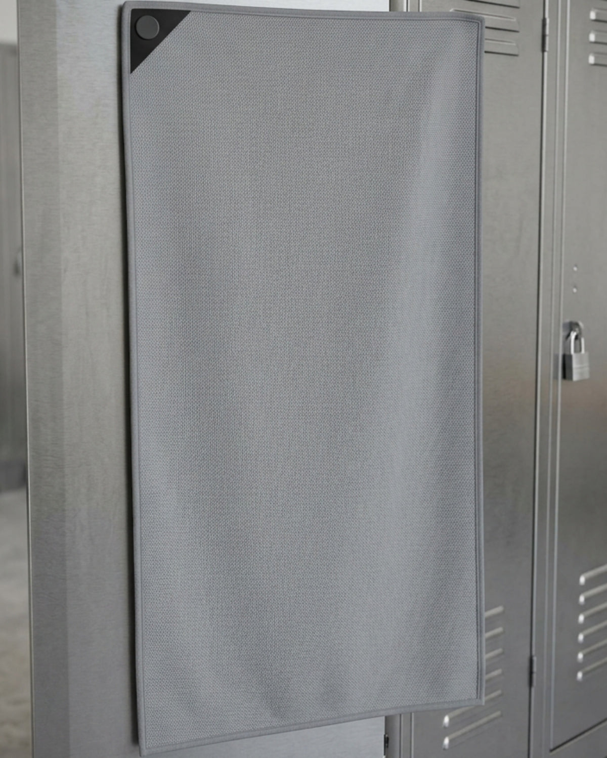 Coue Magnetic-Corner Training Towel 80 x 40 cm Ash Gray - Lifestyle view
