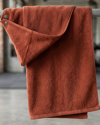Coue Snap-Hood Sports Towel 100 x 50 cm Terracotta - Lifestyle view